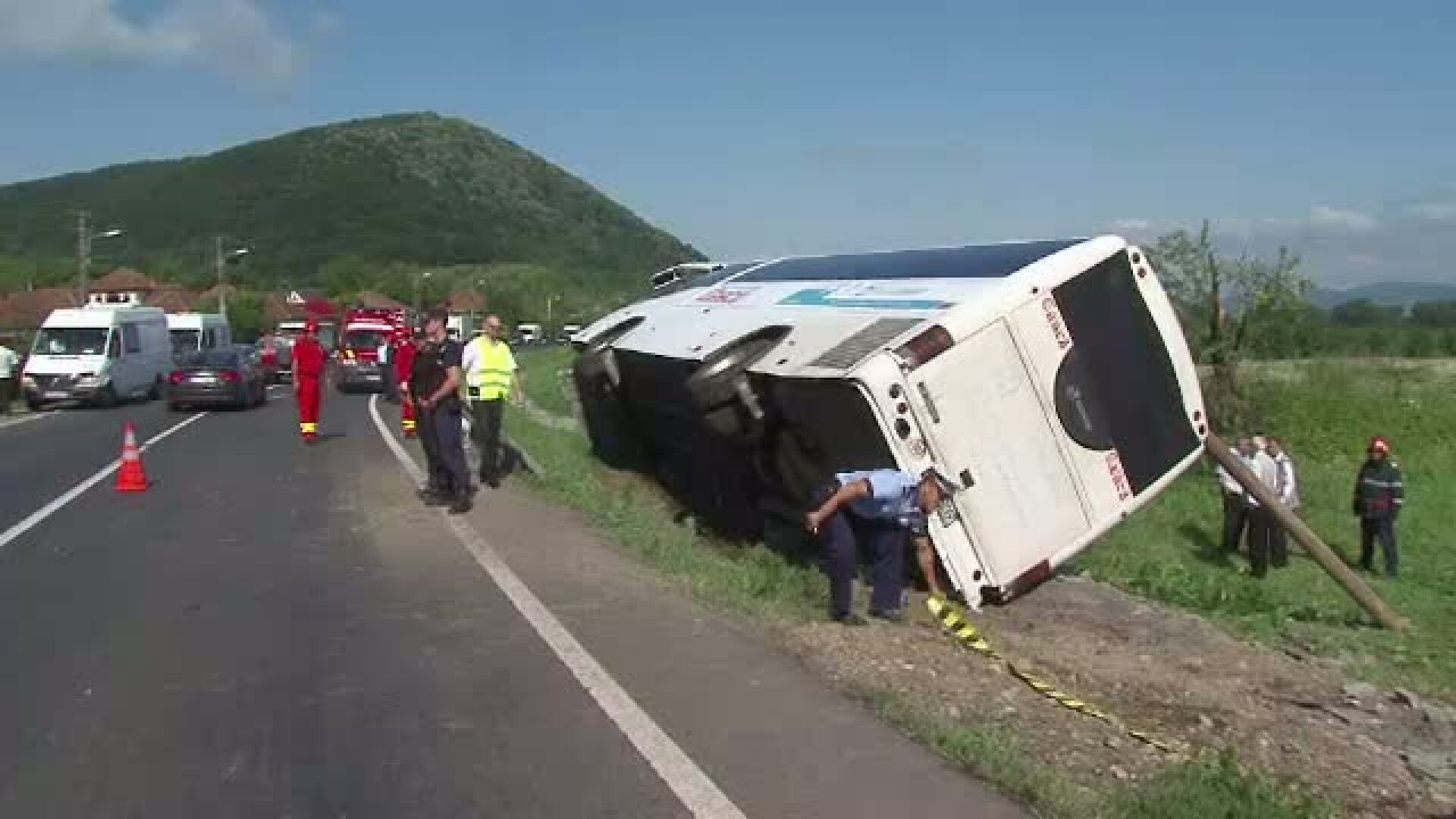 Cu gandul la Muntenegru, romanii i-au salvat pe slovacii care au ajuns cu autocarul in sant la Deva