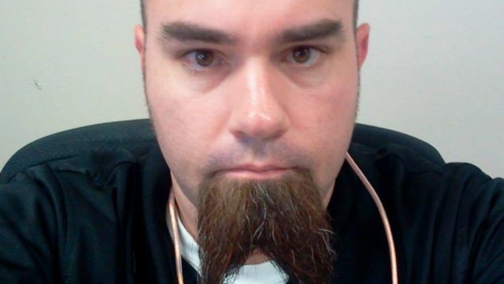 Americanul care a impresionat pe toata lumea cu ideea sa. Ce si-a implantat in urechi