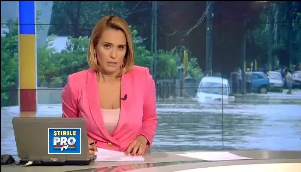 Tur virtual cu caiacul prin Tulcea. Pe strazi se circula doar cu barca, iar pompierii sunt sub apa