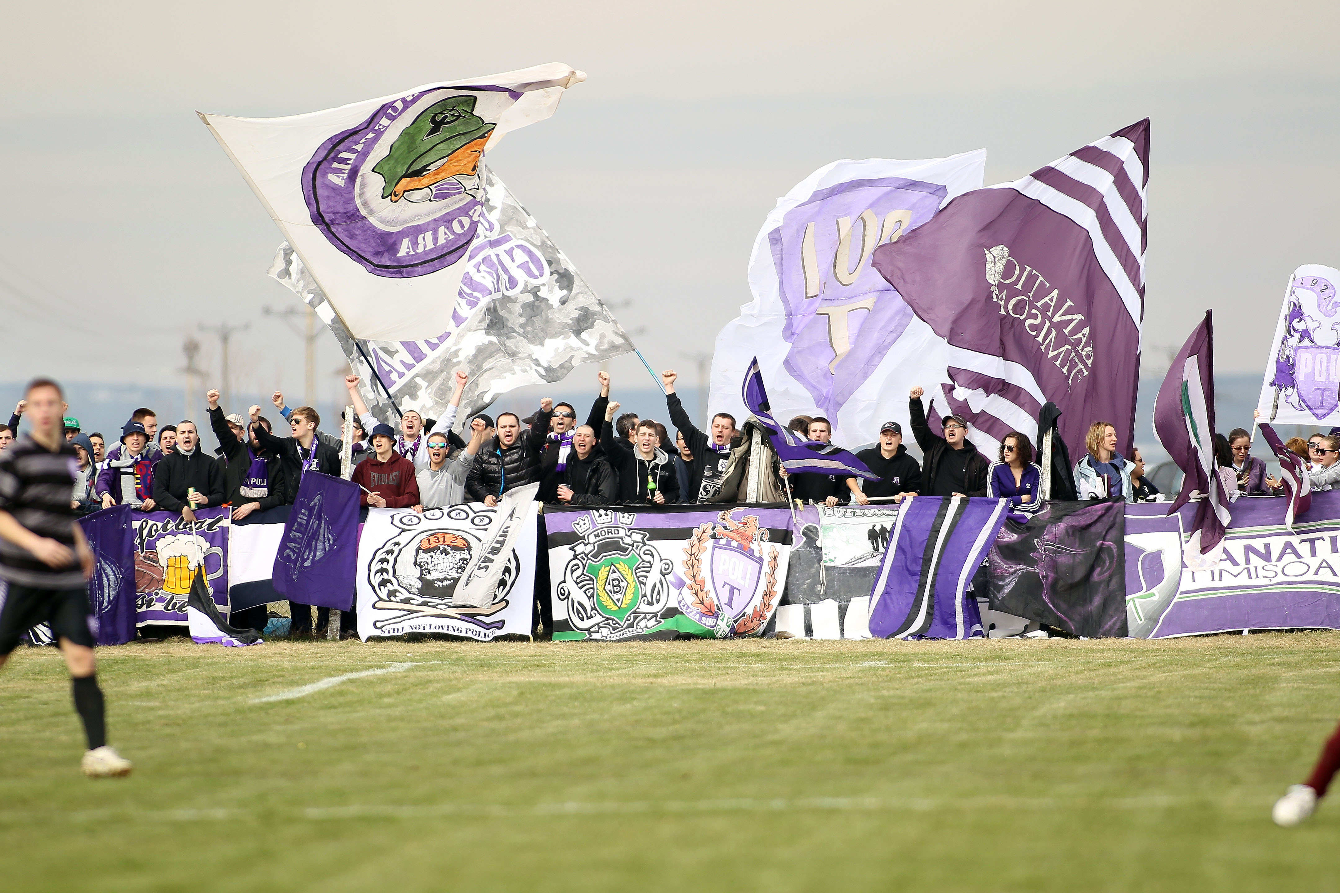Cum a incercat Titu Bojin sa "transfere" suporteri la ACS Poli? Fanii alb-violeti au spus "pas"