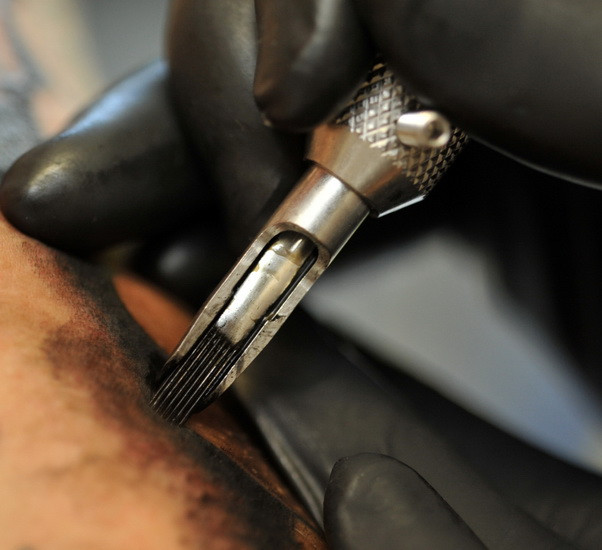 "Am vrut sa ii aduc un omagiu. Acum, mi-e rusine sa ies pe strada". Ce tatuaj si-a facut acest tanar