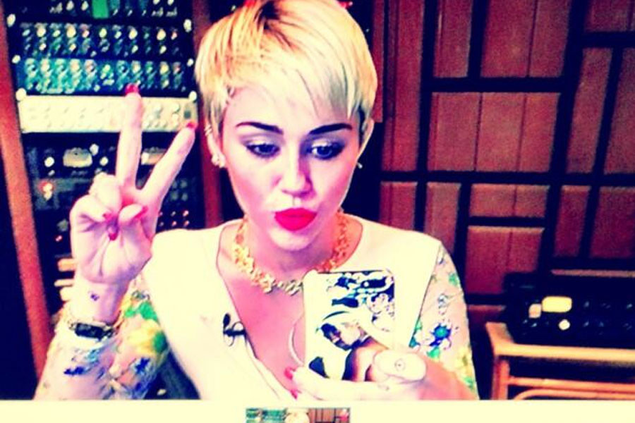 Miley Cyrus, topless in mijlocul desertului. Cum arata imaginea de aproape 1.000.000 de like-uri pe Facebook