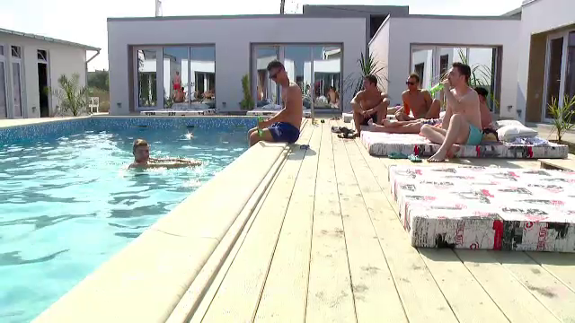 Plaje cu saltele japoneze si biblioteca. Cum poti scapa de monotonie, la Marea Neagra