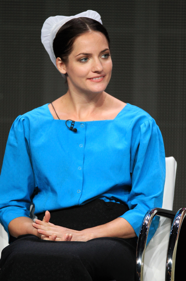 Acum un an ii era interzis sa poarte rochii cu nasturi. Ce face azi i-a revoltat familia