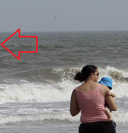 Statea linistita cu fetita la plaja. A ramas ingrozita de ce a vazut cand s-a intors spre ocean