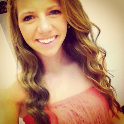 Este cea mai frumoasa din liceu, dar baietii stau la distanta de ea. Cum arata Anna intr-o alta poza