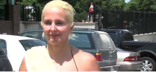 Cum arata femeie data afara din strand pentru ca are sanii prea mari si costumul de baie prea mic