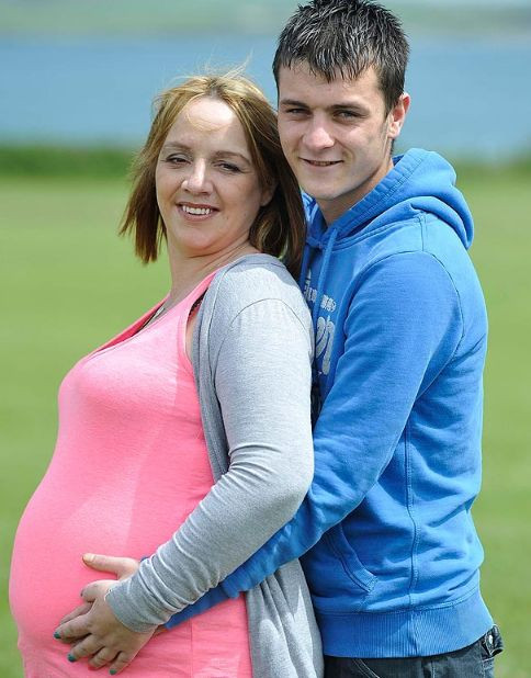 Ea are 35 de ani, el are 16. Povestea dintre cei doi e blamata de o tara intreaga