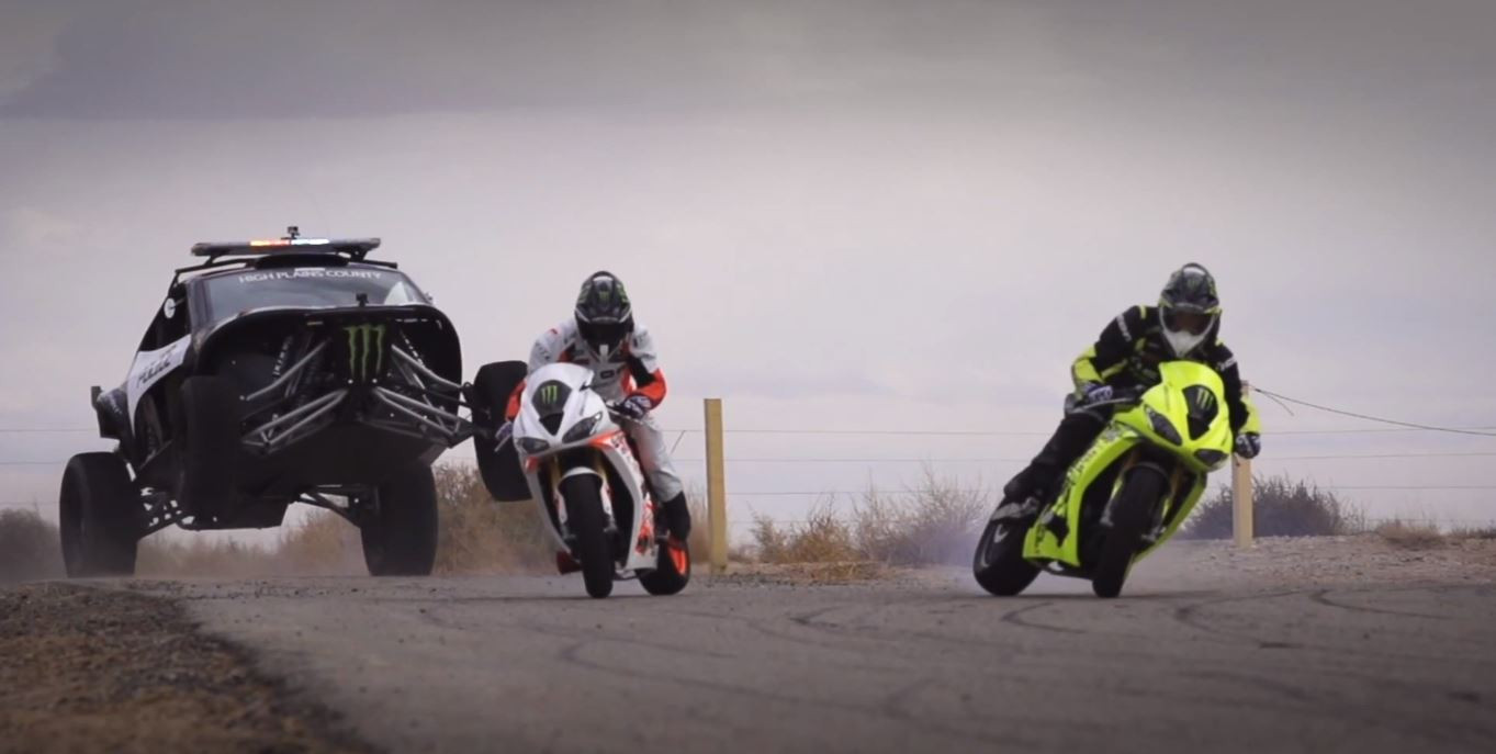 Batalie EPICA intre motoare si aceasta masina de politie! Arma secreta cu care acest american tine pe loc doi drifteri nebuni! VIDEO