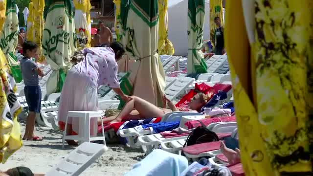 Turistii de pe litoral, hartuiti de ghicitoare si vanzatori ambulanti. Ce propunere are Radu Mazare