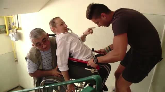 CAMERA ASCUNSA:Umilit de stat pentru 700 de lei.Cum este plimbat pe drumuri un roman cu dizabilitati