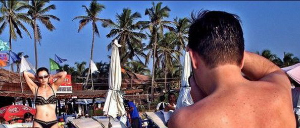 Fotografia care a ajuns viral pe internet. Ce a scapat in imaginea de vacanta a celor doi