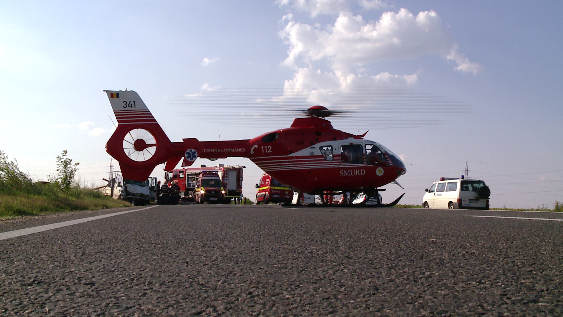 Grav accident pe DN7. Cinci persoane au fost ranite dupa ce masina in care se aflau s-a izbit de un cap de pod