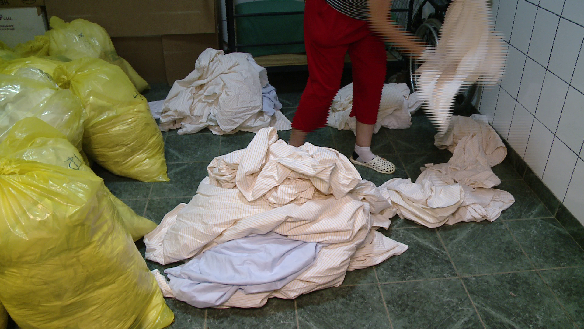 Pacientii Spitalului Judetean din Timisoara, nevoiti sa cumpere halate medicilor. Care este motivul