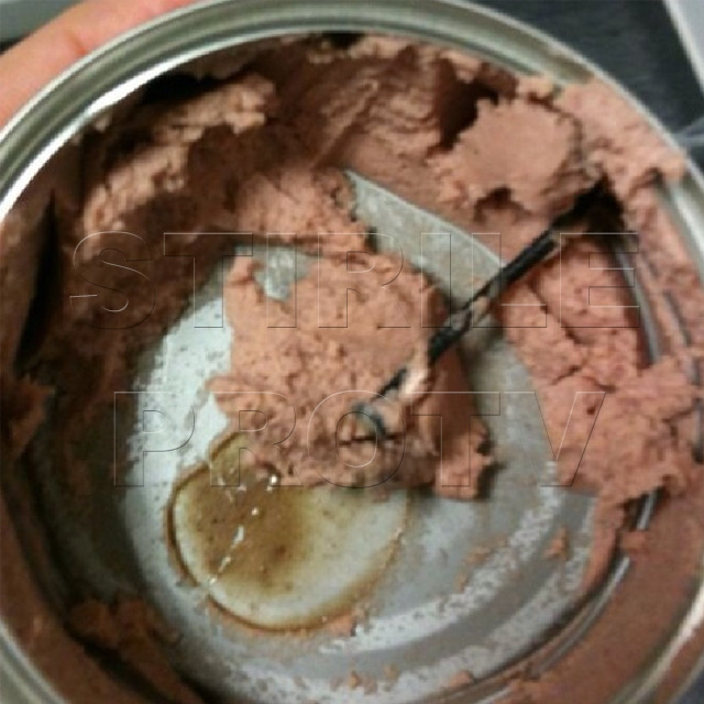 Pateu cu "adaos de fier", cumparat dintr-un hipermarket din Baia Mare. FOTO