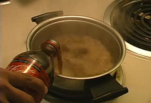 Experiment: Ce se intampla daca fierbi timp de 25 de minute o Coca-Cola. Care este explicatia