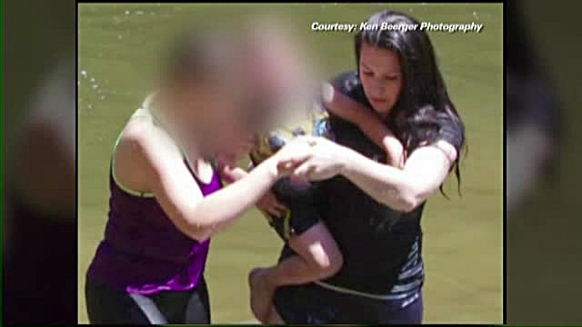 Sedinta foto pentru logodnica ... eroina. Viitoarea mireasa sare in apa sa salveze un copil. VIDEO