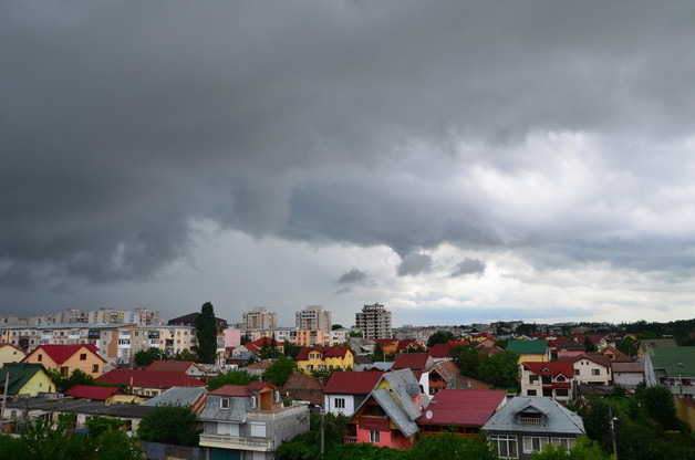 Cod GALBEN de furtuna in mai multe judete din tara. In Buzau, 5 masini au fost avariate