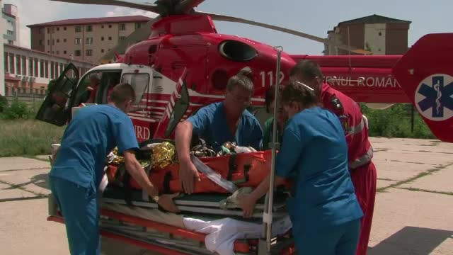 Unul din copiii accidentati grav de un politist, transferat cu elicopterul la un spital din Craiova