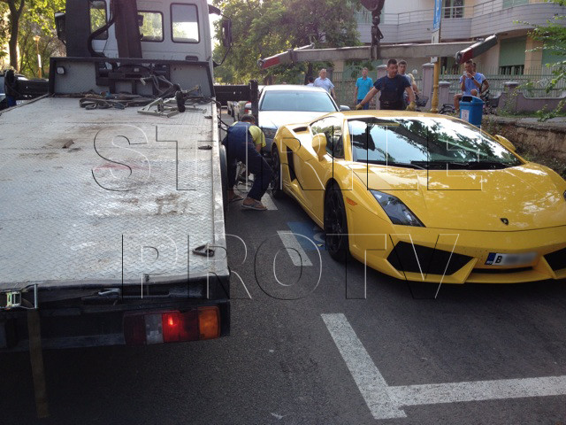 Ce s-a intamplat cand politistii au vrut sa ridice acest Lamborghini, parcat neregulamentar. FOTO