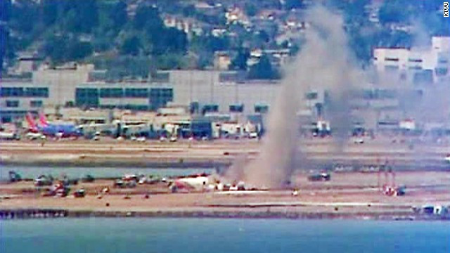 Un Boeing 777 s-a prabusit la aterizare si a luat foc in San Francisco. 2 persoane au murit. VIDEO