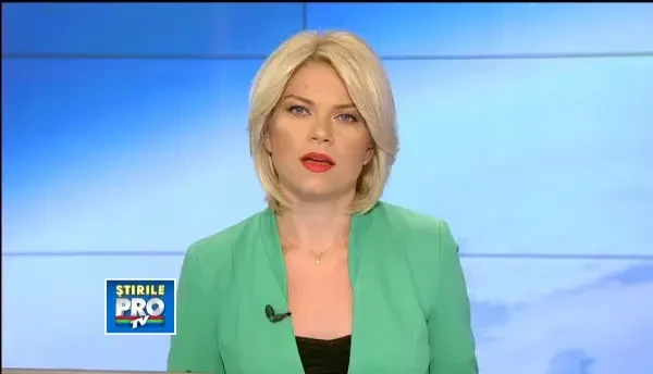 20 de copaci si un stalp de electricitate, doborati de furtuna din Bucuresti. 5 masini, avariate