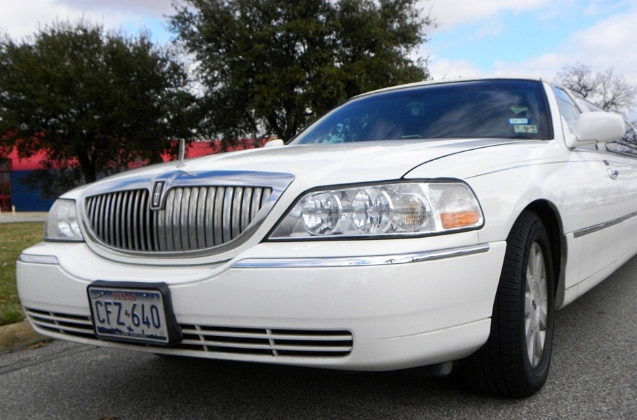 Asa arata cea mai LUNGA limuzina din lume! Are mai multe dotari decat o vila de lux! VIDEO