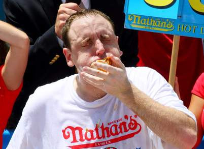 Un american a stabilit nou record la mancat hot-dog. A devorat 69 de bucati in 10 minute. VIDEO