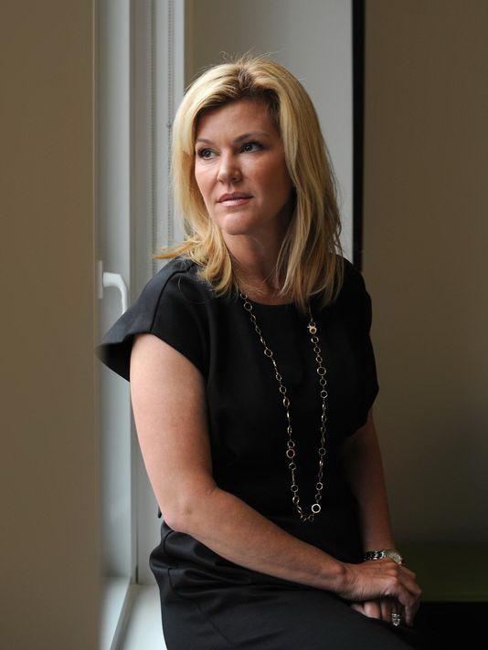 Femeia care este platita cu 100.000 de dolari pe ora. Ce face pentru acesti bani