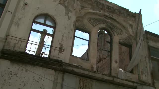 Panica in Centrul Vechi al Capitalei, dupa ce zidul unei cladiri, monument istoric, s-a prabusit