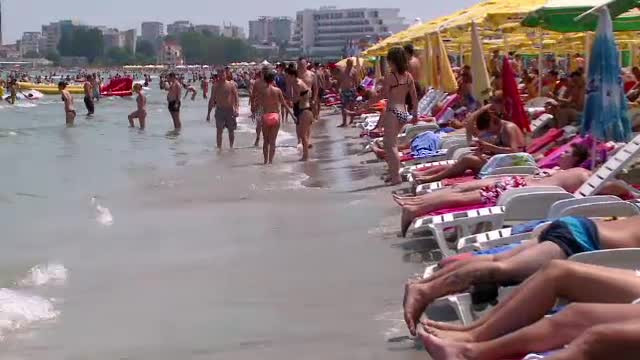 Petrecerile de pe litoral s-au terminat la rasarit. Multi turisti au mers direct pe plaja