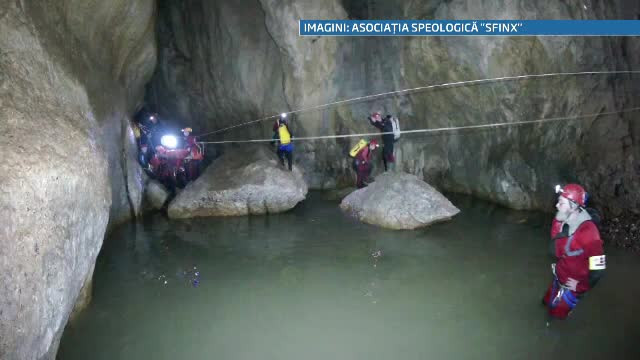 Exercitiu de salvare dificil in subteran. 50 de speologi implicati intr-o operatiune spectaculoasa