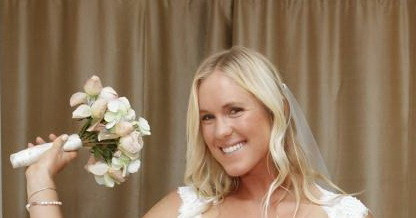 "Ea zambeste, dar oricine in locul ei ar plange". Cum arata de la gat in jos aceasta mireasa. FOTO