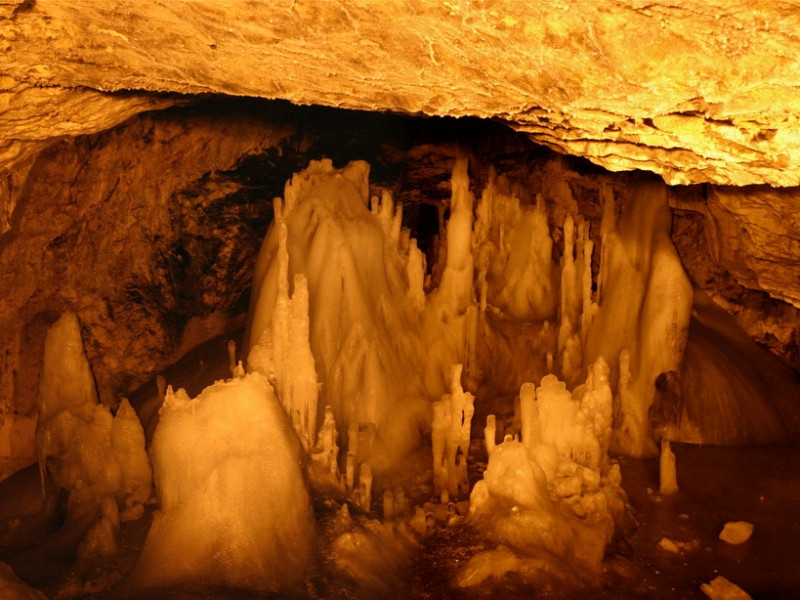 Are 4.000 de ani vechime si este unul dintre putinii ghetari din lume de acest fel: Citeste povestea unui loc "special": pestera Scarisoara