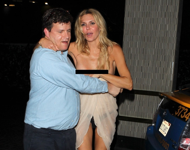 "Cad hainele de pe mine" Moment jenant pentru o vedete americana, data afara din club