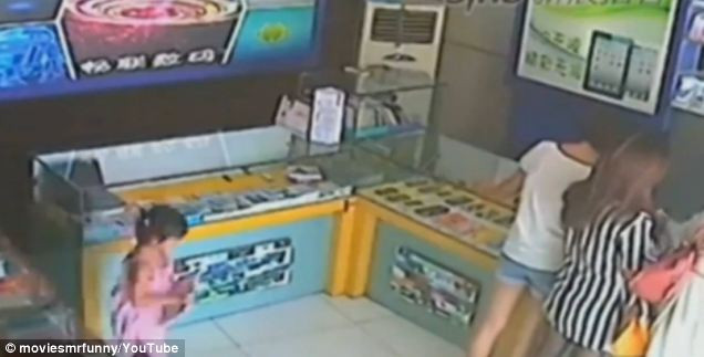 A crezut ca nu o vede nimeni. Unde a ascuns o chinezoaica de 10 ani un iPad furat din magazin