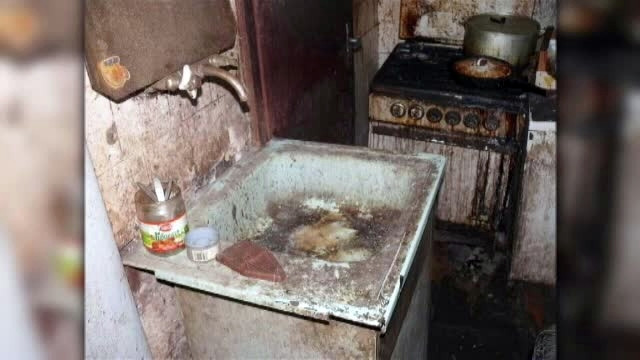 Casa groazei in Ucraina. Copii crescuti de parinti in conditii inumane, nu stiu nici macar sa mearga