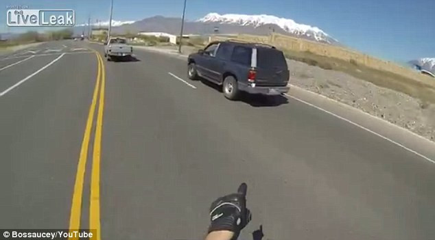 Gest superb al unui motocilist, insa in zadar. Cum a reactionat soferul acestei masini. VIDEO