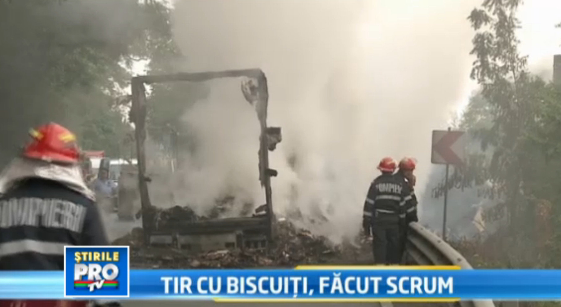 Un TIR cu biscuiti s-a rasturnat pe DN7 si a luat foc. Drumul dintre Arad si Deva a fost blocat