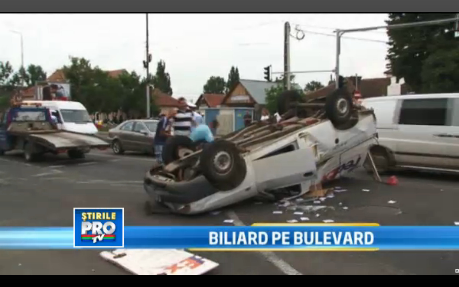 O masina a ajuns cu rotile in sus dupa ce a fost izbita de un alt autoturism, la Oradea. VIDEO