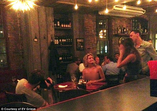 Motivul surprinzator pentru care aceasta blonda a ramas topless intr-un restaurant. Ce a urmat. FOTO