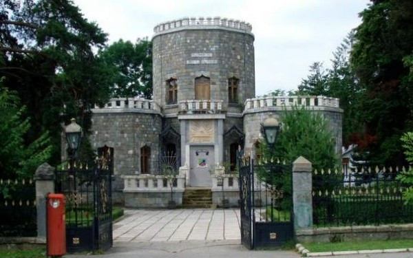 Misterul unui "templu" incarcat de legende si simboluri: Uite povestea castelului de la Campina al Iuliei Hasedeu