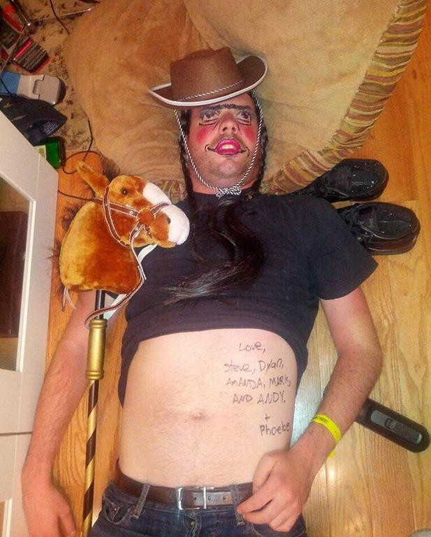 S-a imbatat si a adormit la o petrecere. Ce a vazut cand s-a uitat in oglinda a doua zi. FOTO