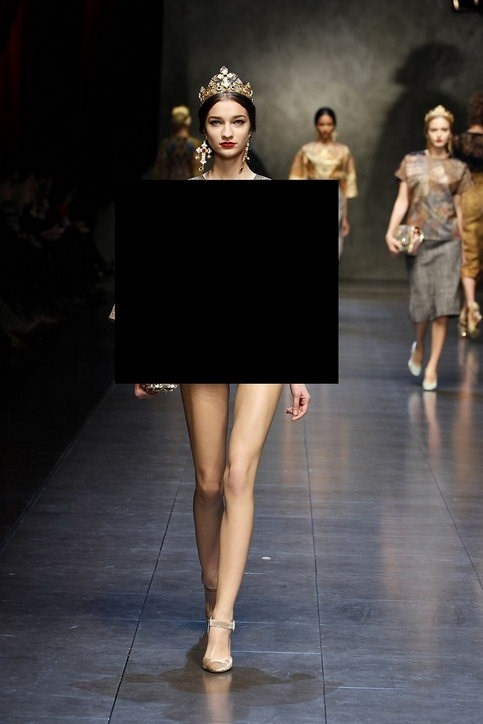 Aparitia pe podium a acestui model ii va infuria pe preotii din lumea intreaga. GALERIE FOTO