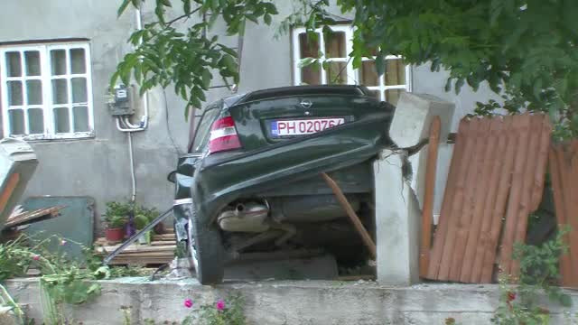 Un sofer incepator a facut praf masina primita de la parinti, in urma cu doar o saptamana