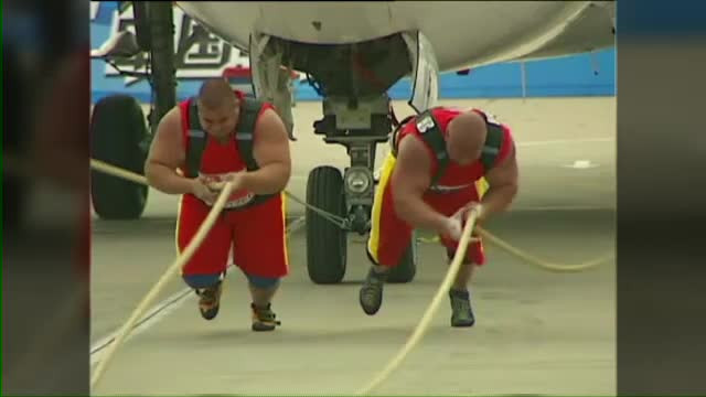 Provocarea pentru cei mai puternici barbati din lume: sa tracteze un avion de 35 de tone