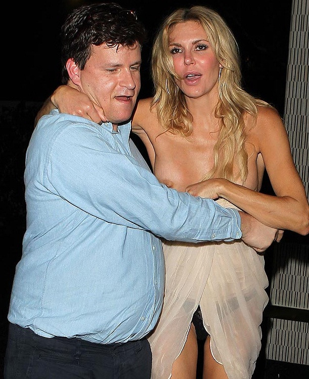 "M-am imbatat si eu, nu e o crima". Actrita pozata cu sanii afara, dupa cheful din bar. Galerie Foto