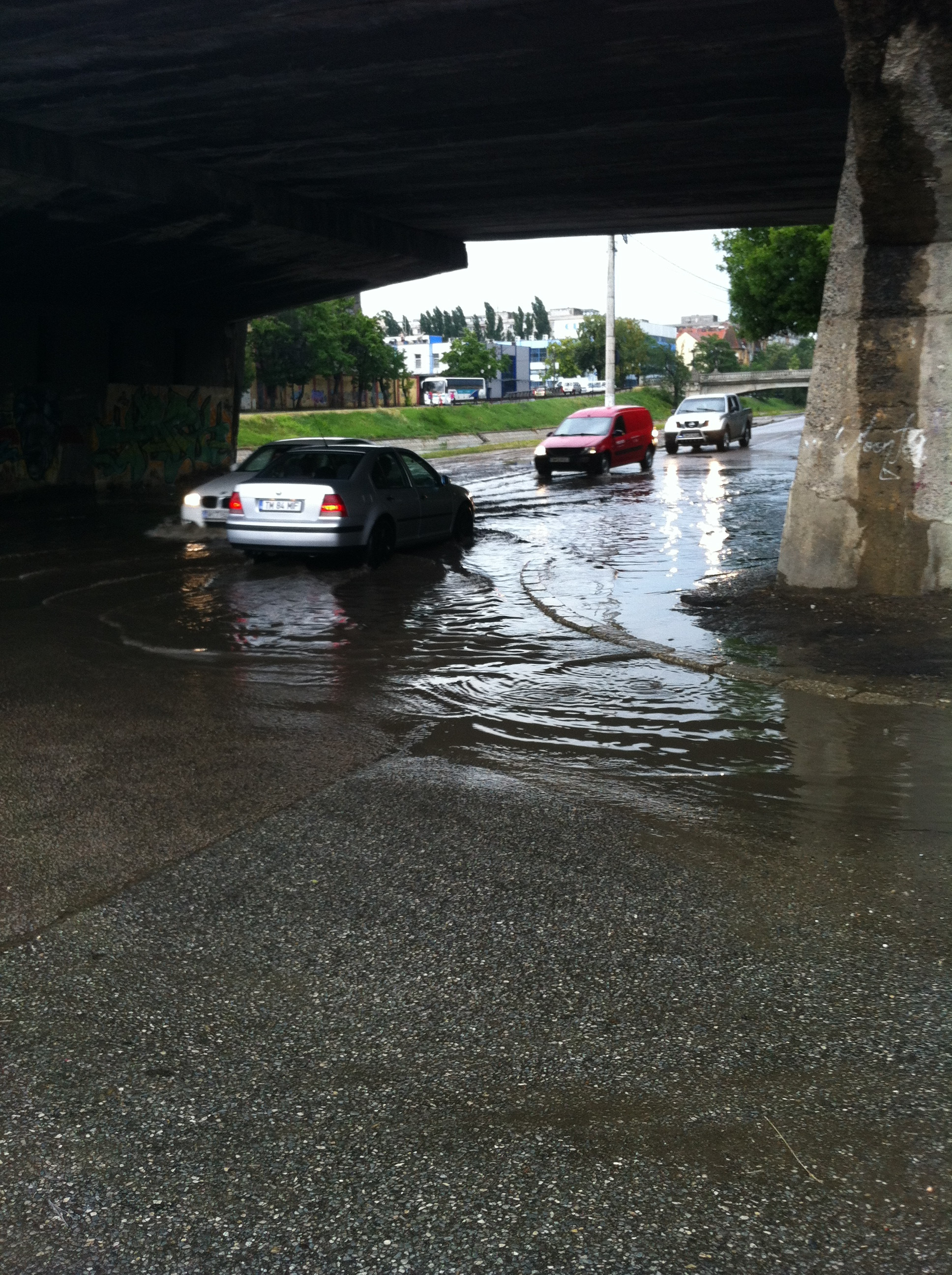 S-a rupt cerul aseara, la Oradea. Mai multe strazi au fost inundate dupa o ploaie torentiala