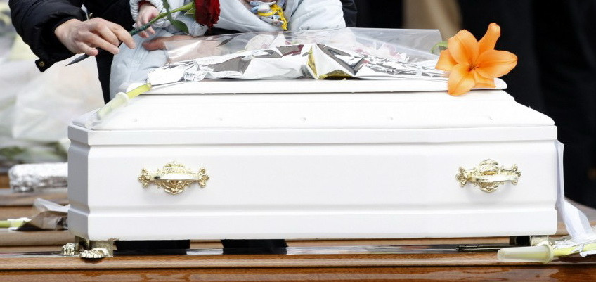 O fetita care a murit la nastere "a inviat" in sicriu, inainte de a fi inmormantata