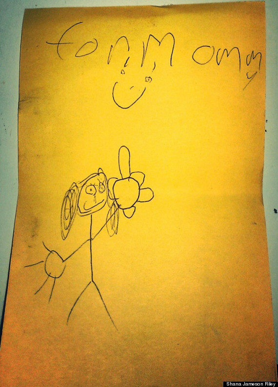 Si-a vazut mama facand un gest obscen. Desenul unui copil a ajuns viral